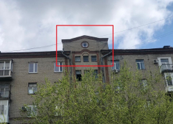 В историческом здании Волгограда вставили квадратные окна в круглые проёмы 