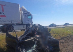 Водитель Ford разбился в ДТП с фурой в Волгоградской области