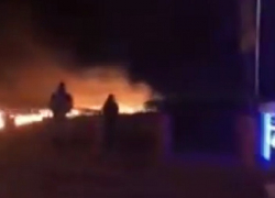В Волгограде попало на видео, как огонь подбирается к заправке