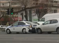 Renault протаранил машину ДПС на севере Волгограда: последствия аварии попали на видео