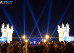 Странное свечение в небе и прыгающие по облакам «зайчики» напугали волгоградцев