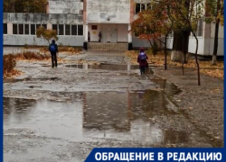 Школьники ходят по лужам: волгоградцы пожаловались на дорогу к школе №102