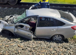 В Волгоградской области товарняк смял авто: на месте погибла пассажирка 