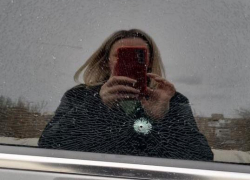 В Волгограде неизвестный выстрелил в машину с ребенком