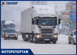 В центре Волгограда фуры заблокировали проезд скорым и гортранспорту: снегопад продолжается