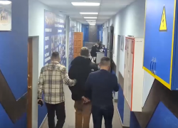 Подростки избили волгоградца ради пакета с продуктами: видео