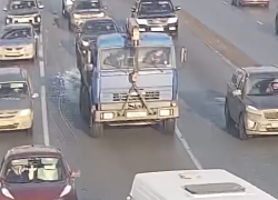 «Пункт назначения» по-волгоградски: на видео попало падение труб из грузовика перед легковушкой 