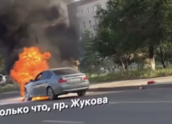 Автомобиль BMW загорелся на проспекте Жукова в Волгограде: подробности
