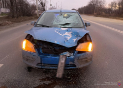 Лобовое стекло пробито от удара: в Волжском в ДТП умерла женщина