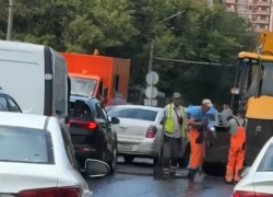 Самый дождливый день июля не прервал ремонт асфальта в Волгограде: видео 