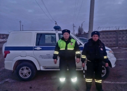 Окоченевшего в заглохшей машине волгоградца спасли астраханские полицейские