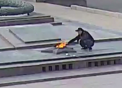 Прикурившего от Вечного огня в Волгограде задержали за надругательство над телами умерших