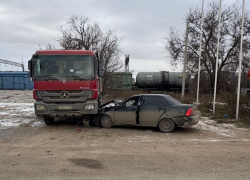 Водитель Priora протаранил два грузовика и сбежал с места ДТП в Волгограде
