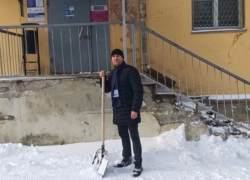 49 раз проигравший выборы жириновец пиарится на уборке заснеженного Волгограда