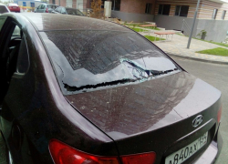 На припаркованный Hyundai упало ведро