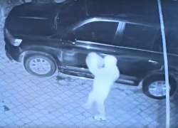 Поджог двух ВИП-авто попал на видео в Волгоградской области