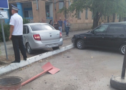Неадекватный водитель Lada Granta разнес пол-улицы и вылетел на тротуар в Волжском