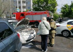 Mazda задымилась посреди дороги в Ворошиловском районе Волгограда