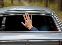 Запертый в багажнике сбежал от похитителя и просил помощи у прохожих под Волгоградом