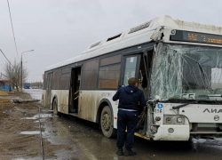Снес столб пассажирский автобус №55 в Волгограде