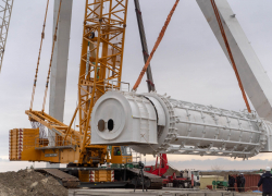 Парение 140-тонной детали над центром Волгограда сняли на видео: летела как пушинка