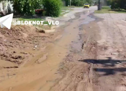 Придется подождать: перекресток активно заливает в Волгограде