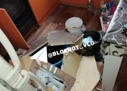 «Черпаем воду половниками»: коллапс произошел в жилом доме на юге Волгограда