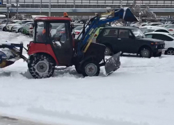 Застрявший в сугробах снегоуборочный трактор сняли на видео в Волгограде