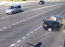 Мощный удар, скорая и полиция: пугающая авария попала на видео в Волгограде