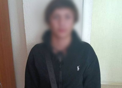 Дерзкий грабеж волгоградского подростка в сетевом магазине попал на видео 