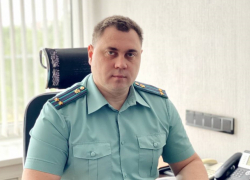 В Волгограде по решению суда главу ФССП Владимира Евстигнеева заключили под стражу