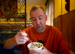 Волгоградская пельменная с вайбом 90-х и McDonald's южного разлива шокировали столичного фудблогера-миллионника