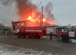 Под Волгоградом сгорели продовольственный магазин и офис радио