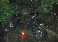 Взрослый врезался в дерево, ребенка снесла иномарка: двое велосипедистов пострадали на севере Волгограда