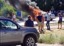Женщина чудом выжила в горящем авто под Волгоградом: ее спасают врачи