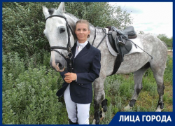 - Наши выпускники из Волгограда уезжали служить в Московскую школу верховой езды, - тренер конно-спортивного клуба Серафима Газеева