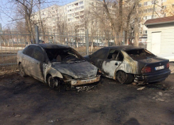 Поджог двух иномарок в Волгограде попал на видео