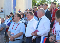 Губернатор Волгоградской области Андрей Бочаров немного подрос
