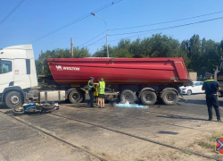 Труп лежит на рельсах: байкера снес грузовик с щебнем в Волгограде