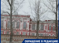 Потолок угрожает рухнуть на головы кадетов в школе Урюпинска: штукатурка уже вовсю сыпется