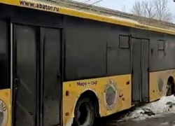 Вылетевший на тротуар автобус парализовал движение в центре Волгограда