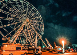 Спасение людей с застывшего волгоградского колеса обозрения попало на видео