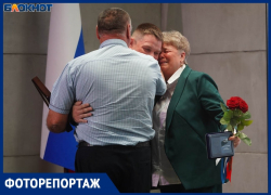«Меня до сих пор трясет»: встреча отца с сыном-Героем России заставила встать зал в Волгограде