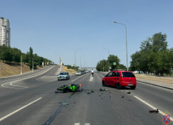 Байкер сделал сальто в воздухе после столкновения с автомобилем в Волгограде