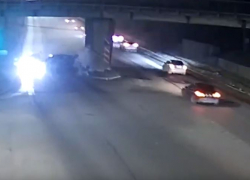 В центре Волгограда водитель погиб после жесткого столкновения с ЖД-мостом: видео 