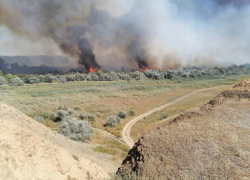 Огонь подобрался к двум хуторам и к поселку Волгоградской области
