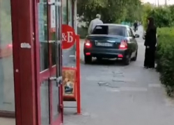 «Что-то буркнул и поехал дальше»: хамскую езду волгоградца по пешеходной дорожке сняли на видео