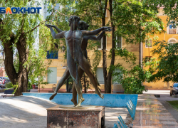 Обнаженная пара стоит в центре Волгограда 20 лет