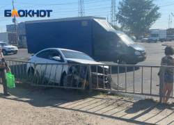 Людей на остановке спасло чудо: ДТП с фурой попало на видео в Волгограде 