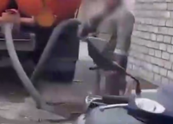 Грязные дела КамАЗиста сняли на видео на юге Волгограда